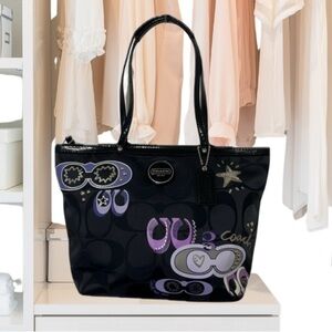 Coach Daisy Pop Optic Tote Bag
H1176 F17587 Black Signature
Appliqué